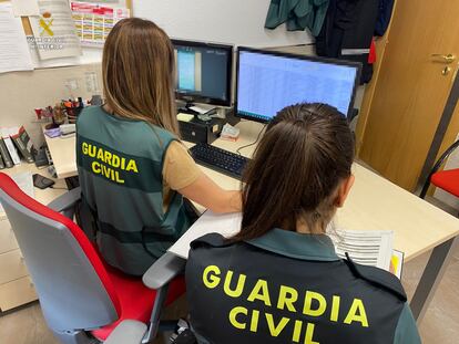 Imagen de archivo de dos agentes de la Guardia Civil.