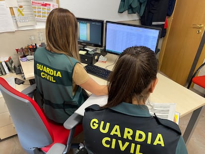 Imagen de archivo de dos agentes de la Guardia Civil.