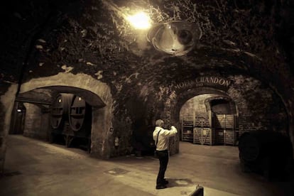 Interior de la bodega de Moët & Chandon, donde envejecen las botellas de Dom Pérignon