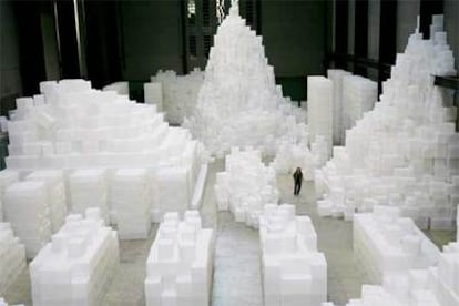 Rachel Whiteread camina por su instalación <i>Embankment,</i> en la sala de turbinas de la Tate Modern.