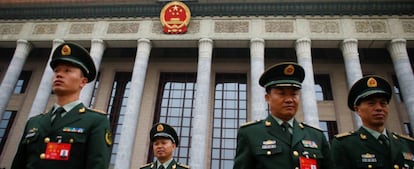 Militares abandonan el Gran Salón del Pueblo en Pekín, China, antes del XIX Congreso del Partido.