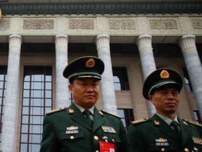 Militares abandonan el Gran Salón del Pueblo en Pekín, China, antes del XIX Congreso del Partido.
