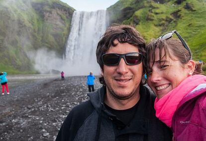 Skógafoss es una cascada situada cerca de los acantilados del sur de Islandia, y desde allí mandan esta foto quienes elaboran el blog 'Historiesdunacamera'.