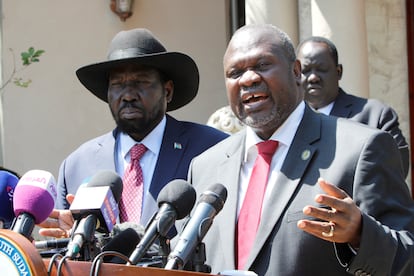Salva Kiir (izquierda) y Riek Machar, presidente y vicepresidente de Sudán del Sur, el pasado 17 de diciembre en Yuba.