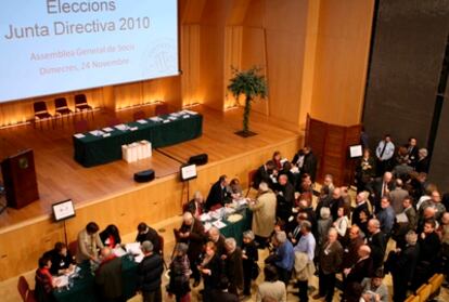 Socios del Orfeó Català ejerciendo anoche el voto en el Petit Palau.