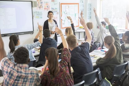 Una profesora y sus alumnos en el aula