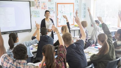 Una profesora y sus alumnos en el aula