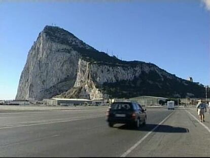 Polémica entre PP y PSOE en torno a la histórica visita de Moratinos a Gibraltar