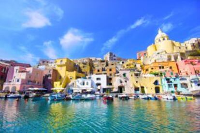 Barcos en el puerto de Procida.