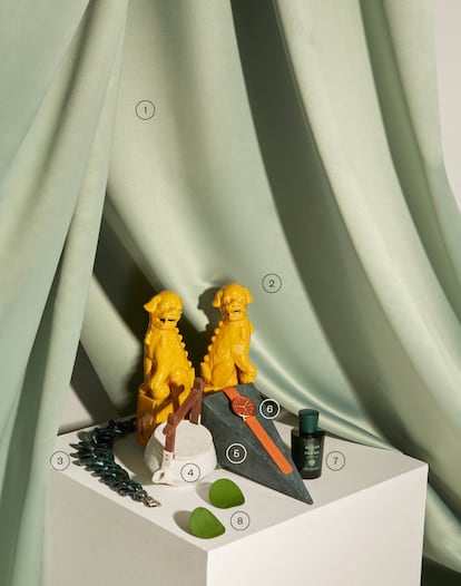 <b><p>Estilo rotundo</b></p>1. Tela de Gastón y Daniela (atrezo). 2. Estatuas de quimeras de Indietro (89 euros). 3. Collar maxi de eslabones verdes de Adolfo Domínguez (64 euros). 4. Tetera blanca de porcelana de Epoca Ceramic (75 euros). 5. Pirámide decorativa de mármol de Zara Home (atrezo; 29,99 euros). 6. Reloj de caucho de Skagen (99 euros). 7. Tónico para barba Colonia Club, de Acqua di Parma (64 euros). 8. Pendientes verdes circulares de Betolaza (50 euros).