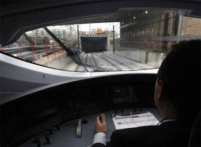 El AVE en pruebas, ayer, a la entrada del último túnel, en Bellvitge, camino de Sants.