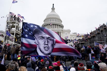 Imagem de arquivo, apoiadores de Trump erguem bandeira durante a invasão do Capitólio, em 6 de janeiro de 2020.