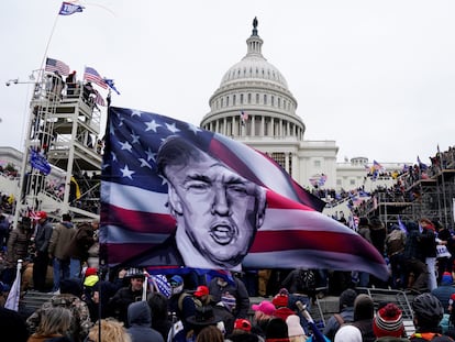 Imagem de arquivo, apoiadores de Trump erguem bandeira durante a invasão do Capitólio, em 6 de janeiro de 2020.