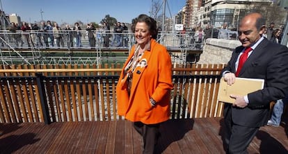 La alcaldesa de Valencia, Rita Barberá, y Alfonso Novo, concejal de Transportes, en la inauguración del nuevo paso peatonal.