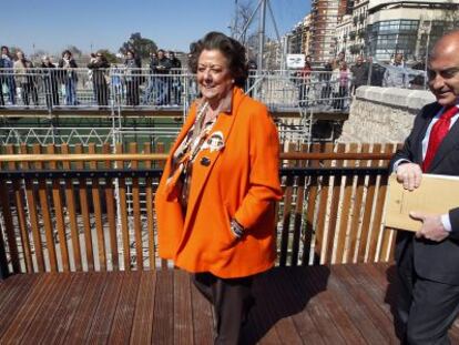 La alcaldesa de Valencia, Rita Barber&aacute;, y Alfonso Novo, concejal de Transportes, en la inauguraci&oacute;n del nuevo paso peatonal.