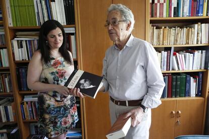 Los historiadores Santos Juliá y Pilar Mera, en el diálogo intergeneracional sobre Azaña, en el despacho de la UNED en Madrid de Juliá.