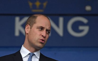 El príncipe Guillermo, duque de Cambridge, durante su visita al King Power Stadium en Leicester, donde él y su esposa rindieron homenaje a quienes perdieron la vida en un accidente de helicóptero en el estadio en 2018.