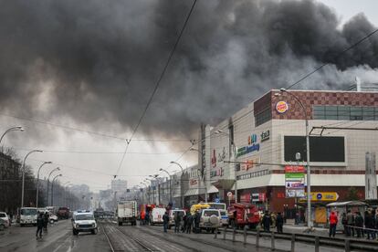 Los otros heridos "se encuentran en un estado casi satisfactorio pero muchos han perdido a parientes en el incendio y algunos a sus hijos", declaró la ministra de Salud. En la imagen, policías rusos realizan las labores de extinción del incendio originado ayer en el centro comercial Zimnaya Vishnya en la ciudad rusa de Kémerovo, Siberia (Rusia), el 26 de marzo de 2018.