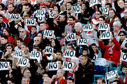 Aficionados rojiblancos muestran una cartulina de rechazo al cambio del Calderón por el estadio de <i>La Peineta.</i>