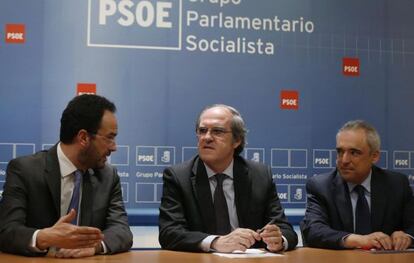 Ángel Gabilondo, con el presidente de la gestora del PSM, Rafael Simancas (d), y el portavoz parlamentario, Antonio Hernando (i), durante la reunión de diputados y senadores por Madrid.