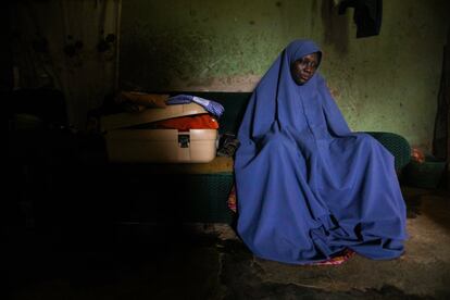 La madre de uno de los niños secuestrados por bandidos en una escuela islámica permanece en su habitación de Tegina, Estado de Níger, Nigeria.