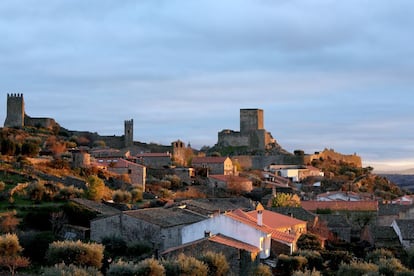 Las calles, ﬂanqueadas por ediﬁcios que resisten al tiempo, llevan a la ciudadela por las murallas, en cuyas ruinas es fácil perder la noción del tiempo. Poblado por los aravos, pueblo lusitano, fue posteriormente conquistado por los romanos, seguidos de los árabes, hasta la victoria ﬁnal de Fernando, el Magno, en 1063, en su emblemática conquista de las Beiras.