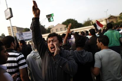 Un manifestante lanza gritos contra Morsi en las cercanías de la plaza de la Liberación.