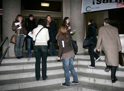 Un abogado entra en los juzgados de la plaza de Castilla.