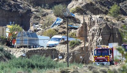 Los servicios de emergencia, en la pirotecnia en la que se produjo la explosión.