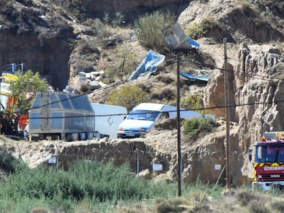 Los servicios de emergencia, en la pirotecnia en la que se produjo la explosión.