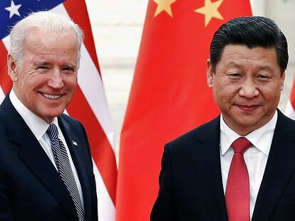 O presidente chinês, Xi Jinping, recebe em Pequim Joe Biden, à época vice-presidente dos EUA, em dezembro de 2013.