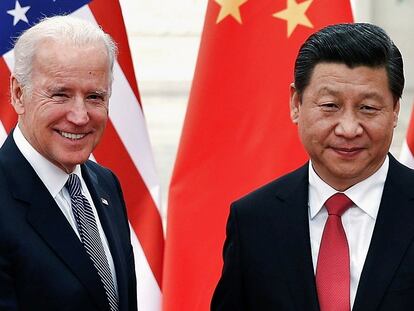 O presidente chinês, Xi Jinping, recebe em Pequim Joe Biden, à época vice-presidente dos EUA, em dezembro de 2013.