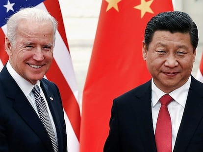 O presidente chinês, Xi Jinping, recebe em Pequim Joe Biden, à época vice-presidente dos EUA, em dezembro de 2013.