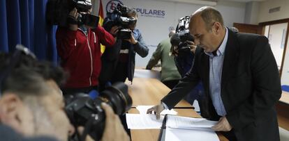 Tomás Medina presenta avales en la sede del PP de Castilla-La Mancha, este miércoles.