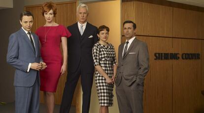 De izquierda a derecha, Vincent Kartheiser, Christina Hendricks, John Slattery, Elizabeth Moss y John Hamm, en la serie <i>Mad men.</i>