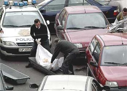 Momento de la retirada de la vía pública, ayer en Algeciras, del cadáver del policía nacional.