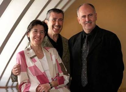 Día 4 de julio de 2002: Jesús López Cobos (derecha), en el acto de su presentación como director musical del Teatro Real; junto a él, la entonces gerente del teatro madrileño, Inés Argüelles, y el hoy ex director artístico del coliseo Emilio Sagi.