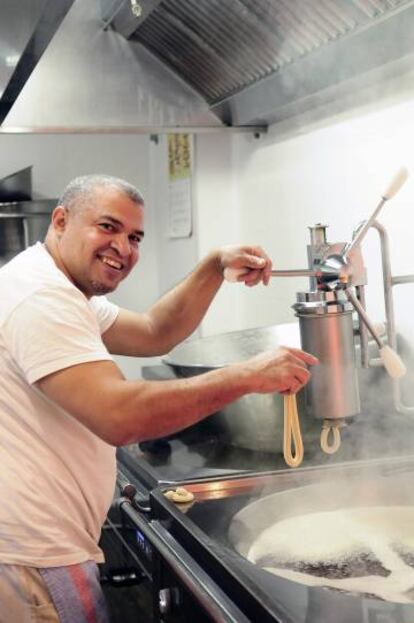 Iván, churrero de La Mejor, haciendo churros