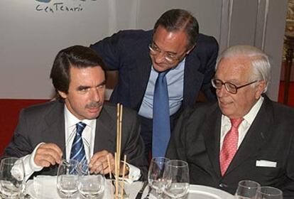 José María Aznar (a la izquierda), junto a los empresarios Florentino Pérez (de pie) e Íñigo Oriol.