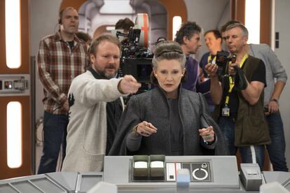 Rian Johnson dirige a Carrie Fisher dentro de una de las naves.