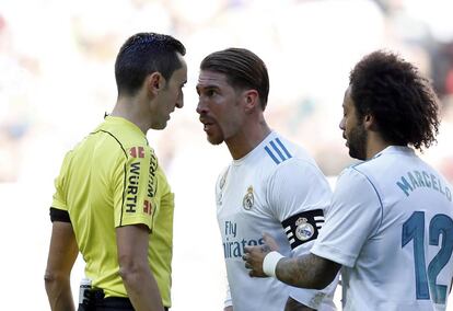 El jugador del Real Madrid, Sergio Ramos discutiendo con el &aacute;rbitro Jos&eacute; Mar&iacute;a S&aacute;nchez Mart&iacute;nez durante la segunda parte del partido. 