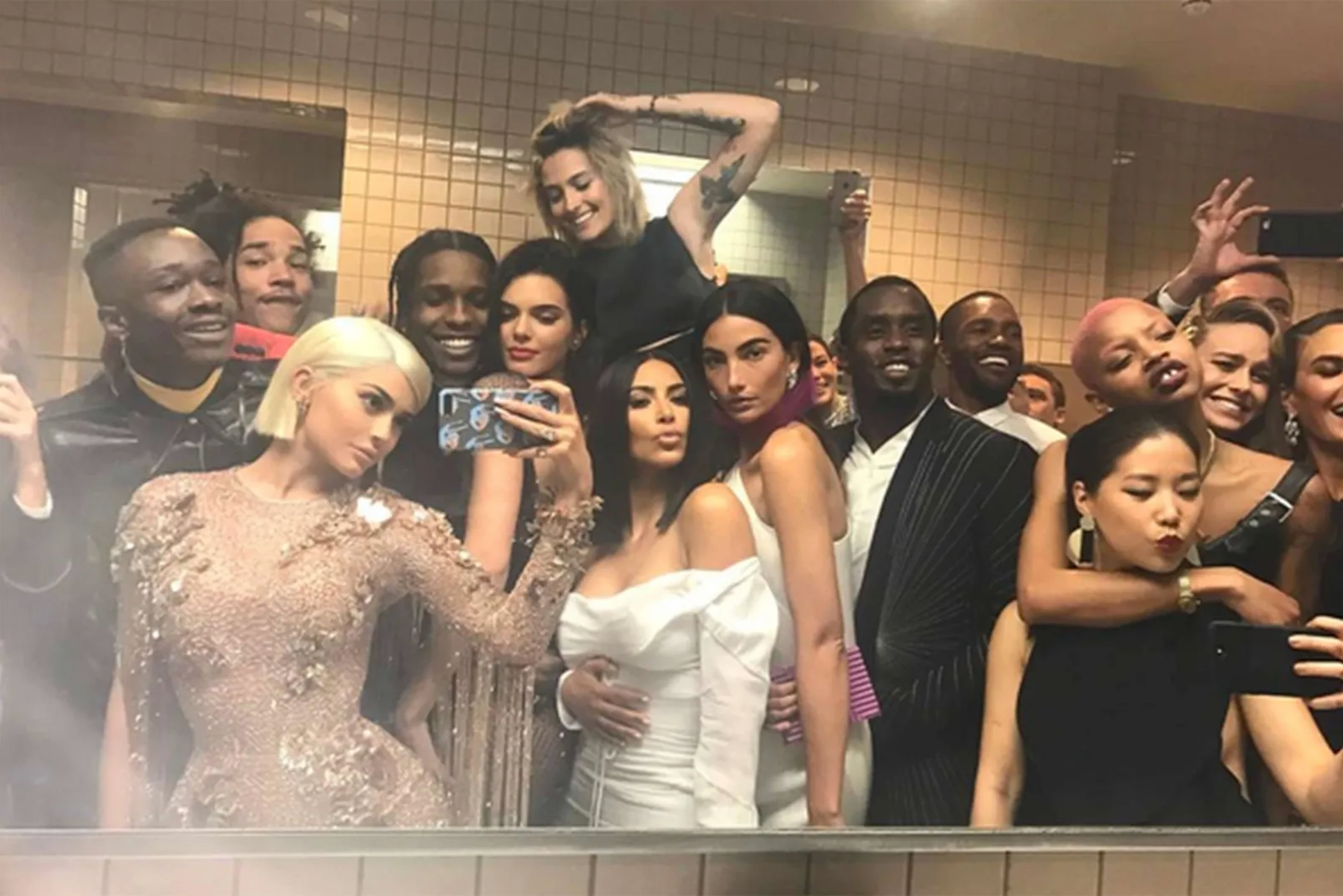 La selfi de Kylie Jenner en el baño de la Met Gala de 2017.