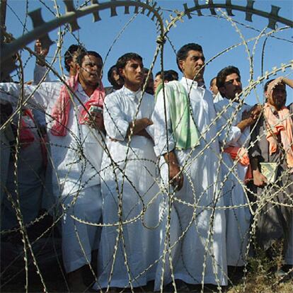 Presos iraquíes de la cárcel de Abu Graib esperan su liberación en 2005.