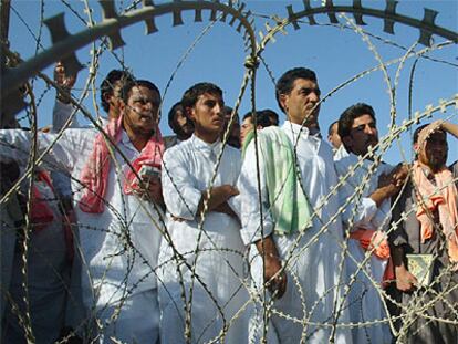 Presos iraquíes de la cárcel de Abu Graib esperan su liberación en 2005.