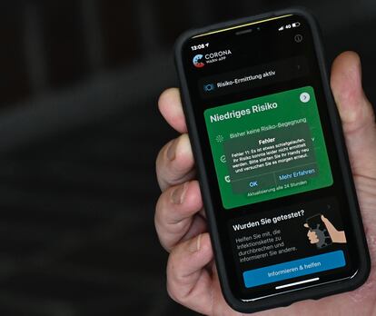 Un hombre muestra un mensaje de error en la aplicación alemana Corona Warn el pasado 29 de julio en Berlín.