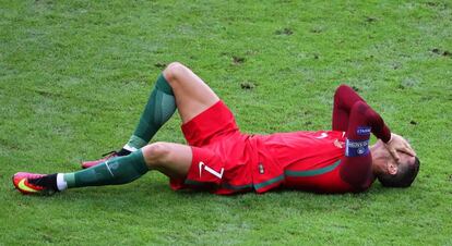 Cristiano Ronaldo se echa las manos a la cara después de su lesión.