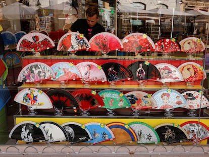 Colección de abanicos a la venta de Ronda (Málaga) este lunes.