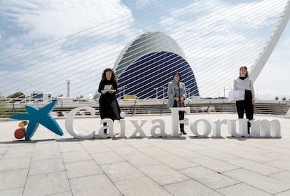 Las artistas Anna Talens (izquierda) e Inma Femenía flanquean a la directora general adjunta de la Fundación "la Caixa", frente al Ágora, donde se construye el CaixaForum de Valencia.