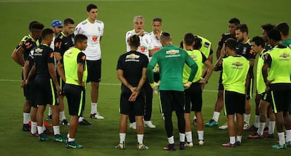 Tite orienta jogadores em treino da seleção.