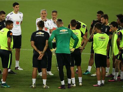 Tite orienta jogadores em treino da seleção.